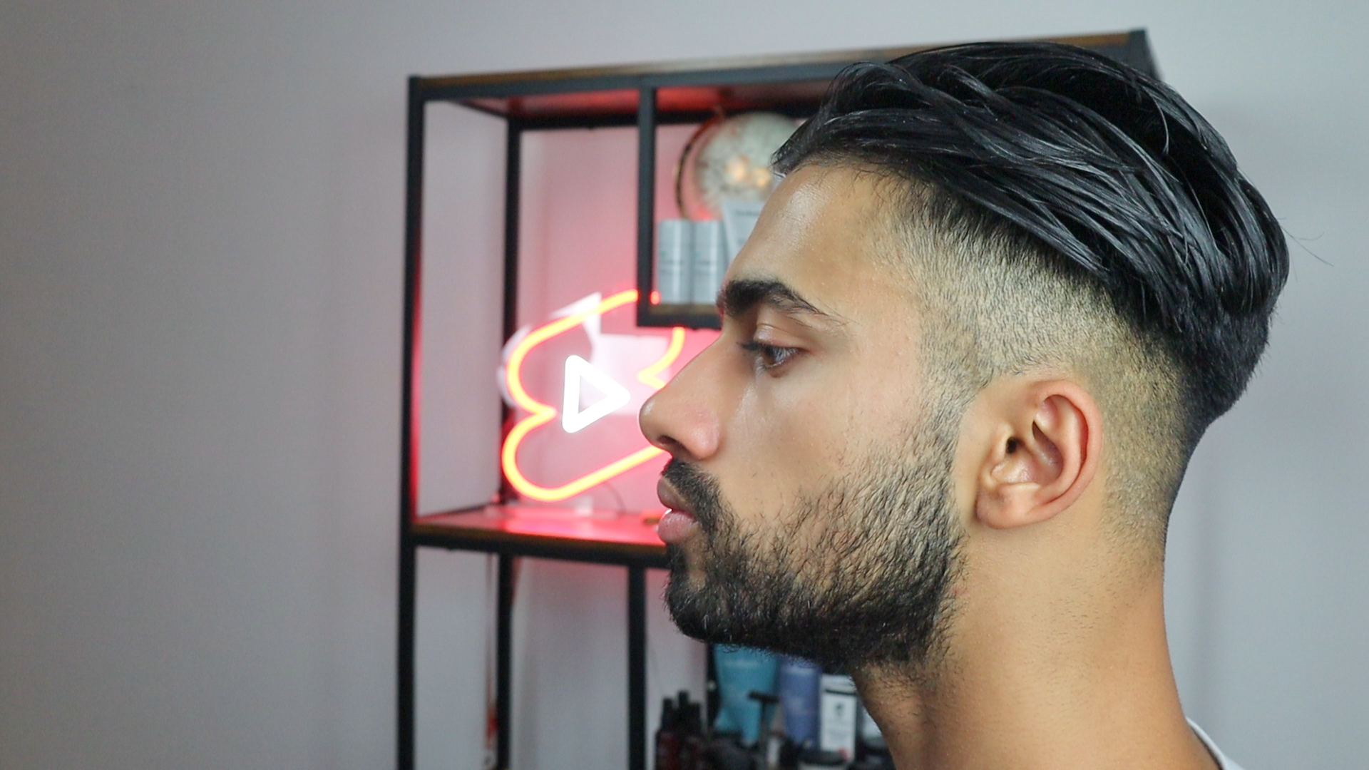 <strong>Messy Slick Back Hairstyle Tutorial For Men</strong>